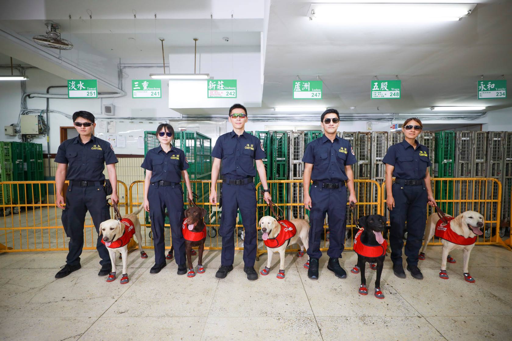 Zollhunde an Postverteilerzentren in Taiwan (Facebook: 海關緝毒犬)