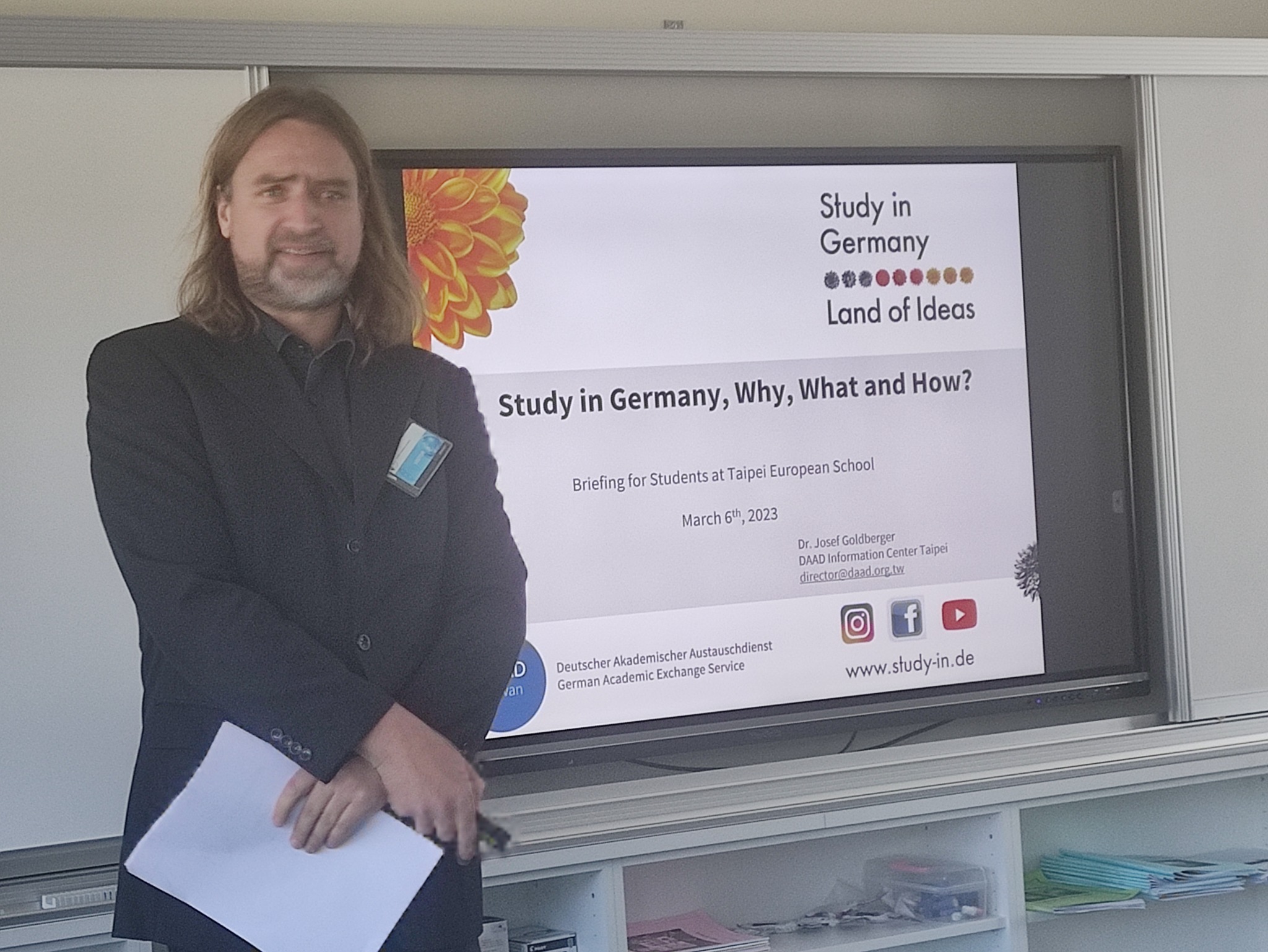 Der ehemalige Direktor des DAAD-Büros in Taiwan, Dr. Goldberger, brieft die Schülerinnen und Schüler über ihre Studienmöglichkeiten in Deutschland (Foto: Deutsche Schule Taipei)