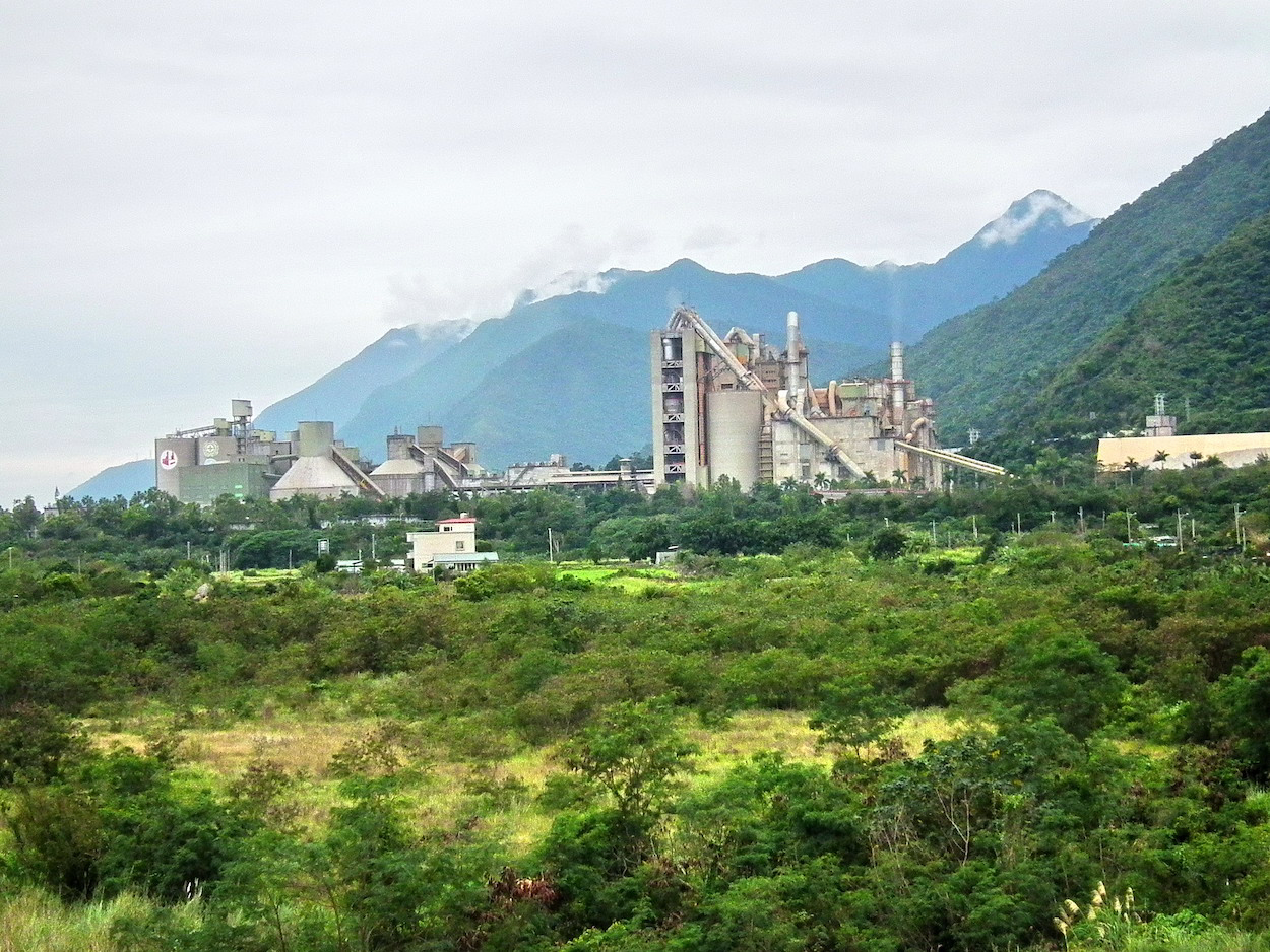 Nicht unbedingt in die Landschaft passend, bietet die Zementfabrik von Hualien aber doch ein sehenswertes Insektarium für Besucher.