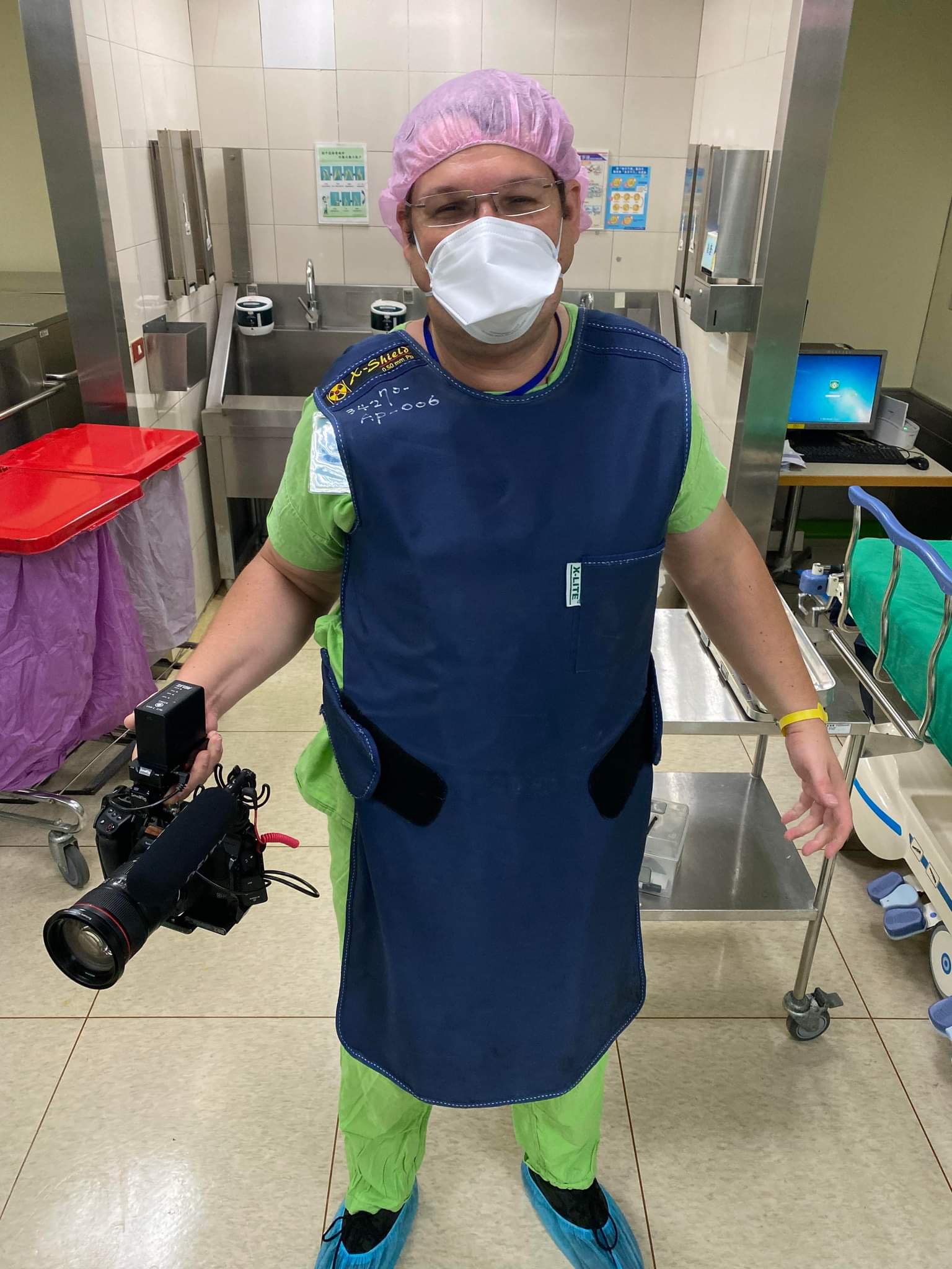 Während der Dreharbeiten im OP-Saal von Golfspielerin Yani Tseng durfte Michael Geier weder den 20kg-schweren Bleikittel abnehmen, noch irgendetwas abstellen. (Foto mit freundlicher Genehmigung von Michael Geier)