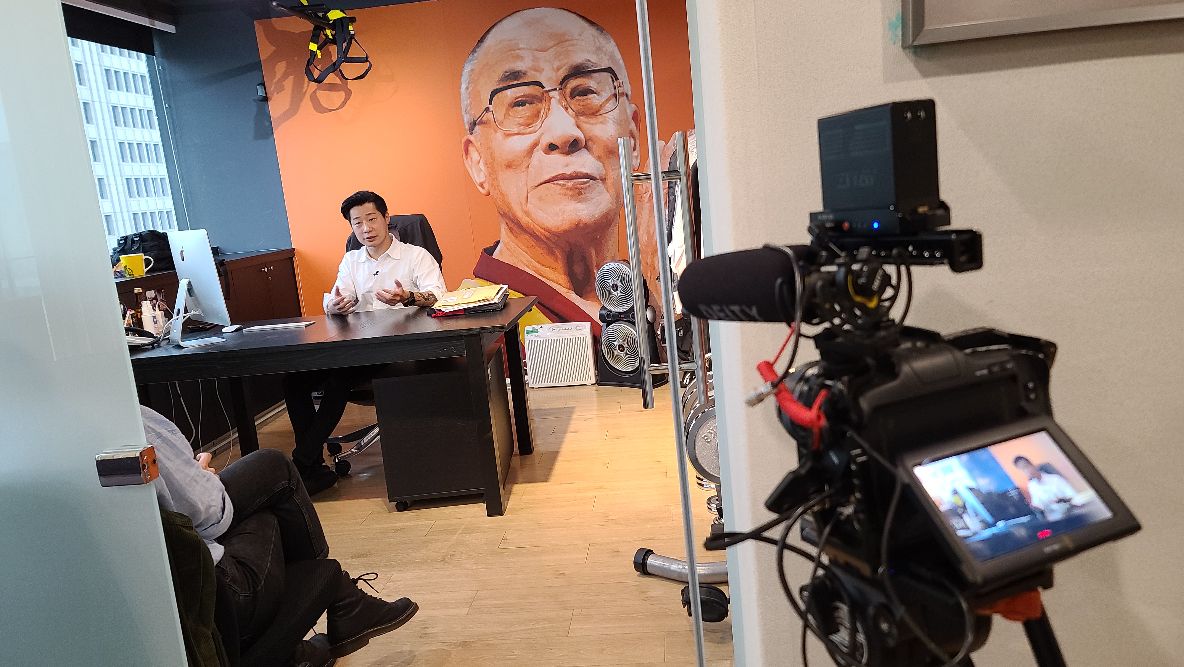 Dreharbeiten zu ARD ttt - Titel Thesen Temperamente, hier Interview mit Politiker und Sänger Freddy Lim (Foto mit freundlicher Genehmigung von Michael Geier)