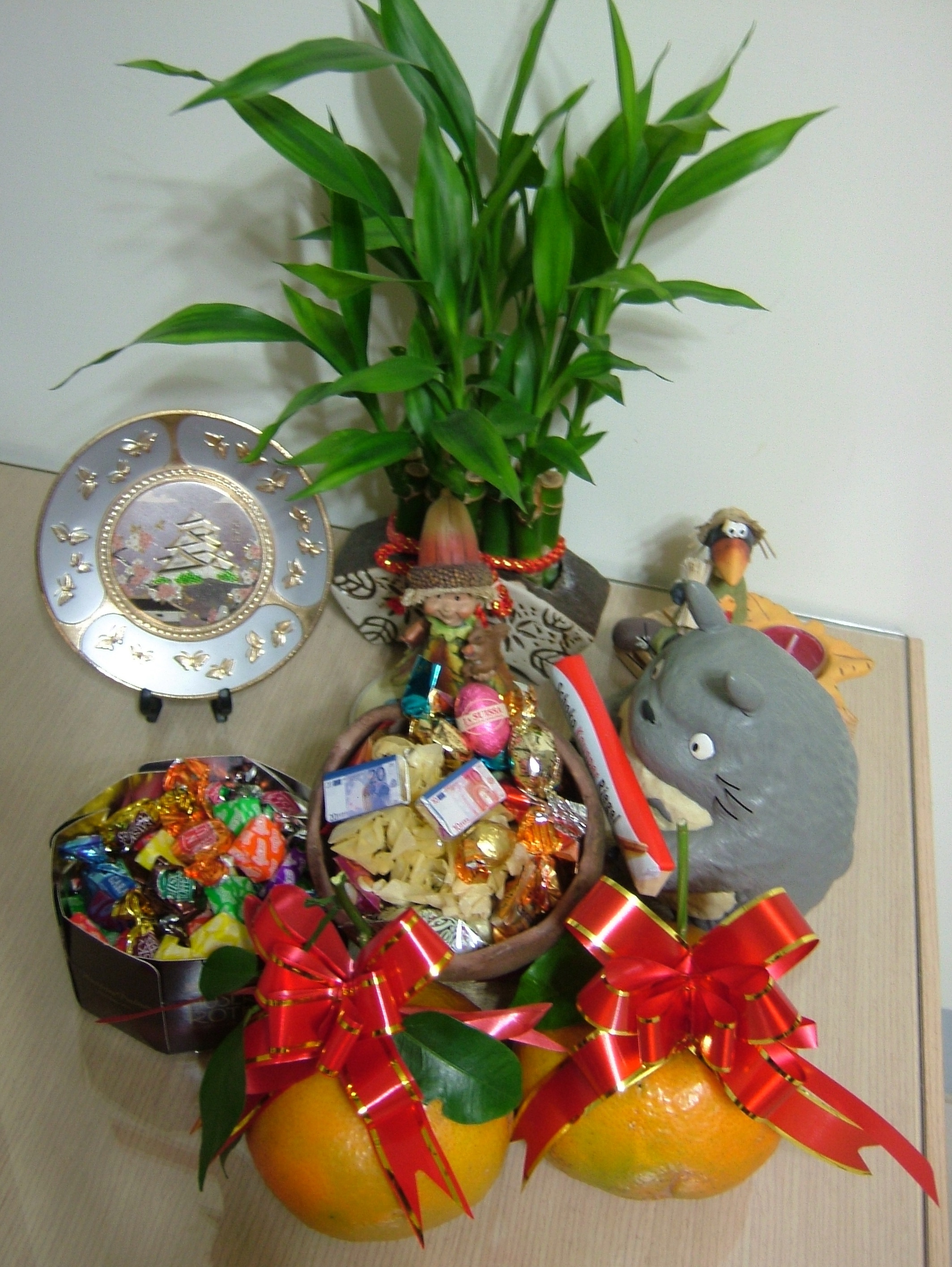 Dekorationen in roter Farbe, Orangen und Süßigkeiten sind sehr üblich (Foto: Ilon Huang)