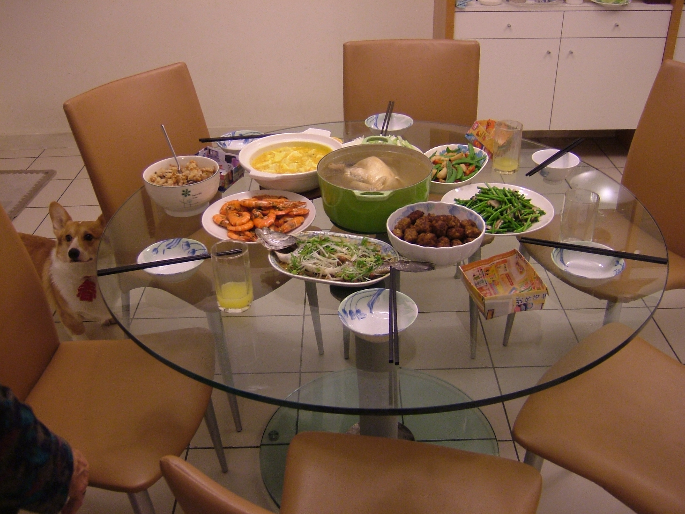 Reichlich gedeckter Tisch am letzten Abend vor dem neuen Jahr, ChuXi genannt; hier auf dem Bild die Feier väterlicherseits. (Foto: Ilon Huang)