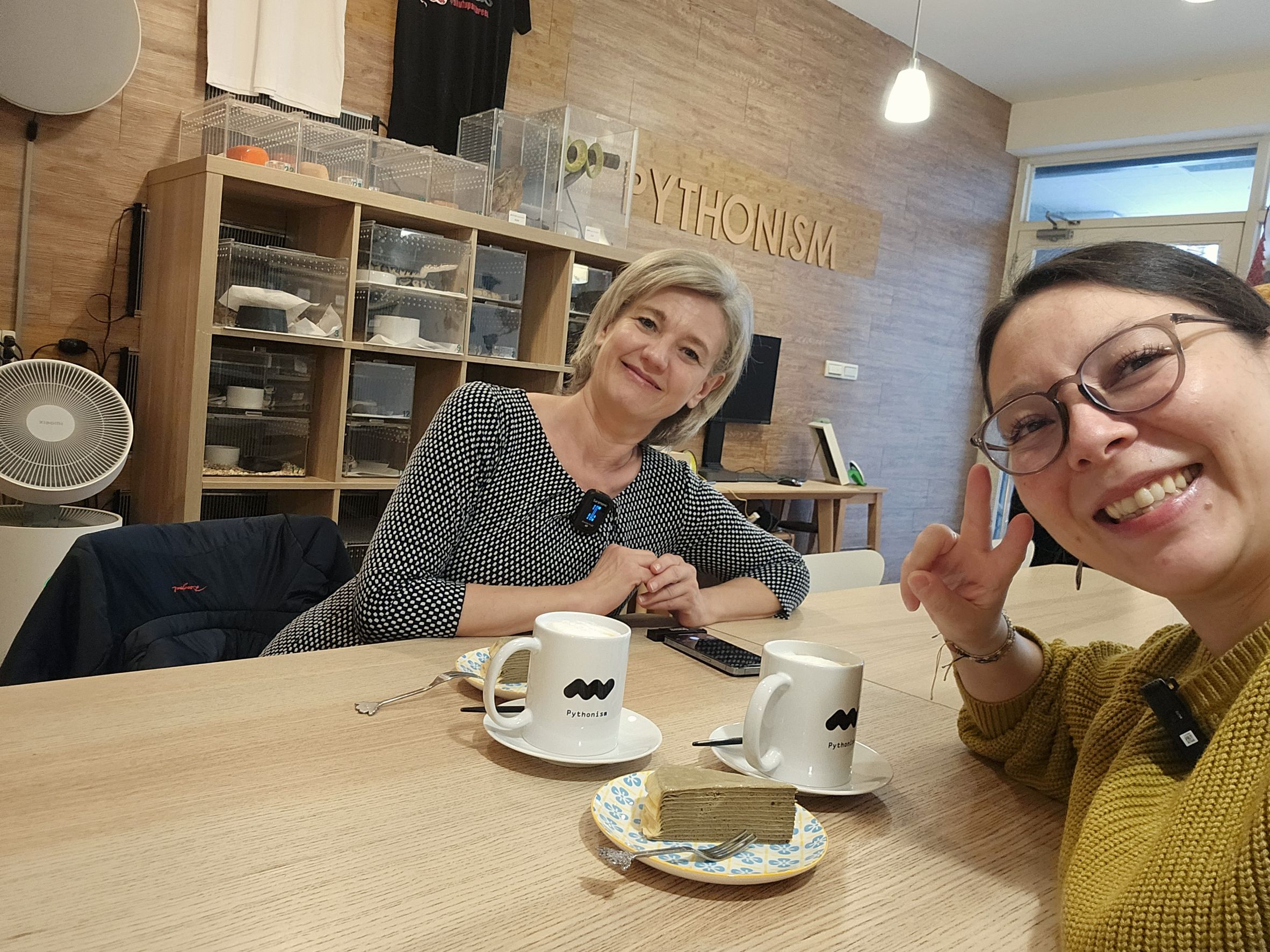 Shangning und Christiane bei Kaffee und Kuchen im Reptiliencafé. (Foto: Shangning Postel-Heutz)