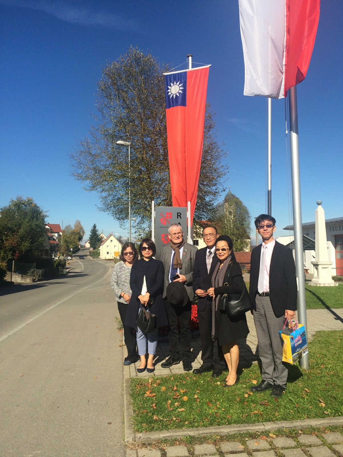 Frühjahr 2017: Besuch einer Delegation aus Hualien in Maselheim. Alle Personen hat Ex-Bürgermeister Elmar Braun bei seinem jüngsten Besuch in Taiwan wiedergetroffen; teilweise sind persönliche Freundschaften entstanden. Das Foto mit der gehissten Taiwan-Flagge hat Herrn Braun ein Schreiben des Chinesischen Botschafters aus Frankfurt eingebracht mit dem Hinweis, es würde der deutschen Ein-China-Politik widersprechen. (Foto: Elmar Braun)