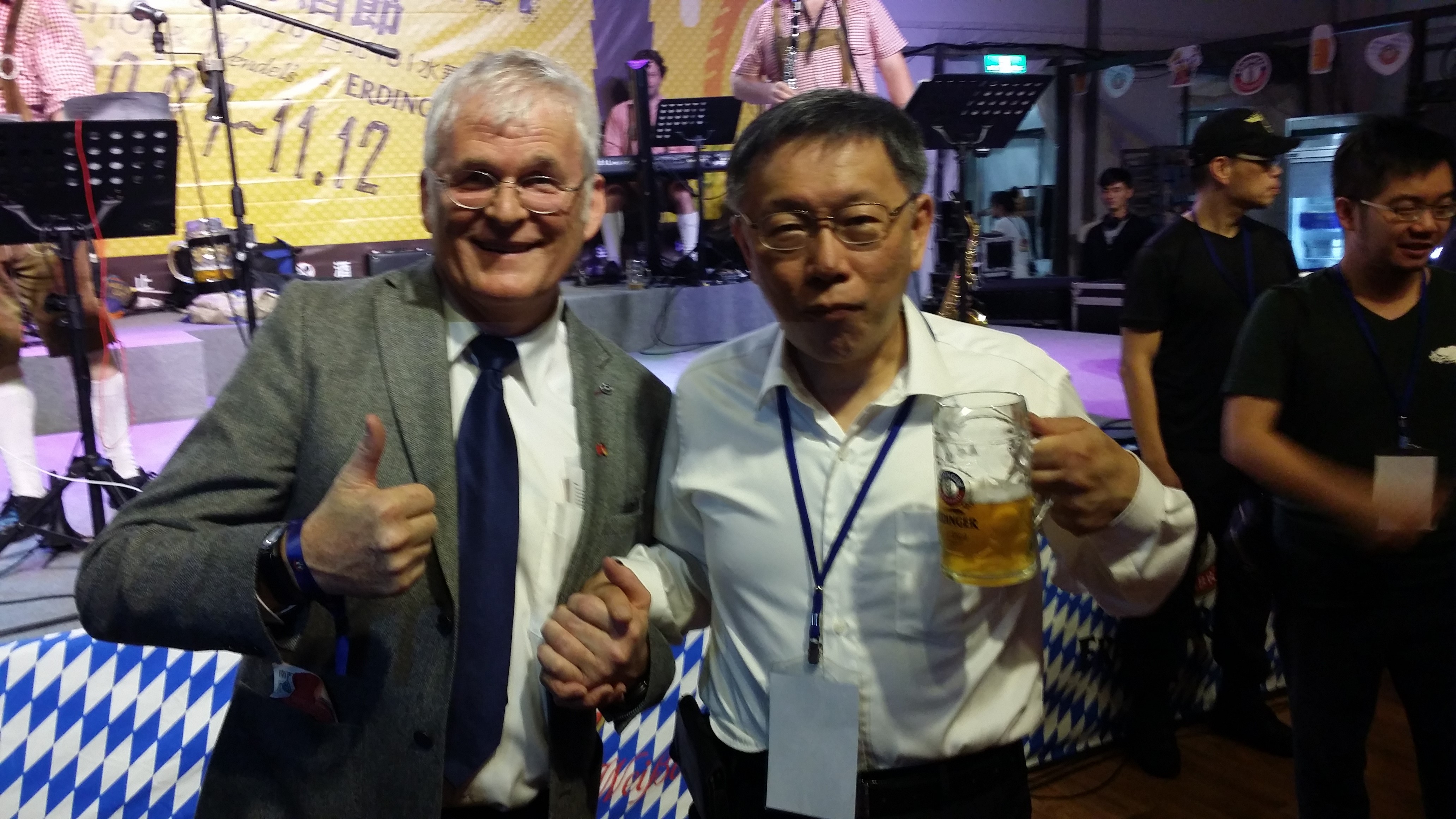 Der ehemalige Bürgermeister Elmar Braun mit TPP-Parteivorsitzenden Ko wen-je auf dem Oktoberfest in Taipei 2017. (Foto: Elmar Braun)