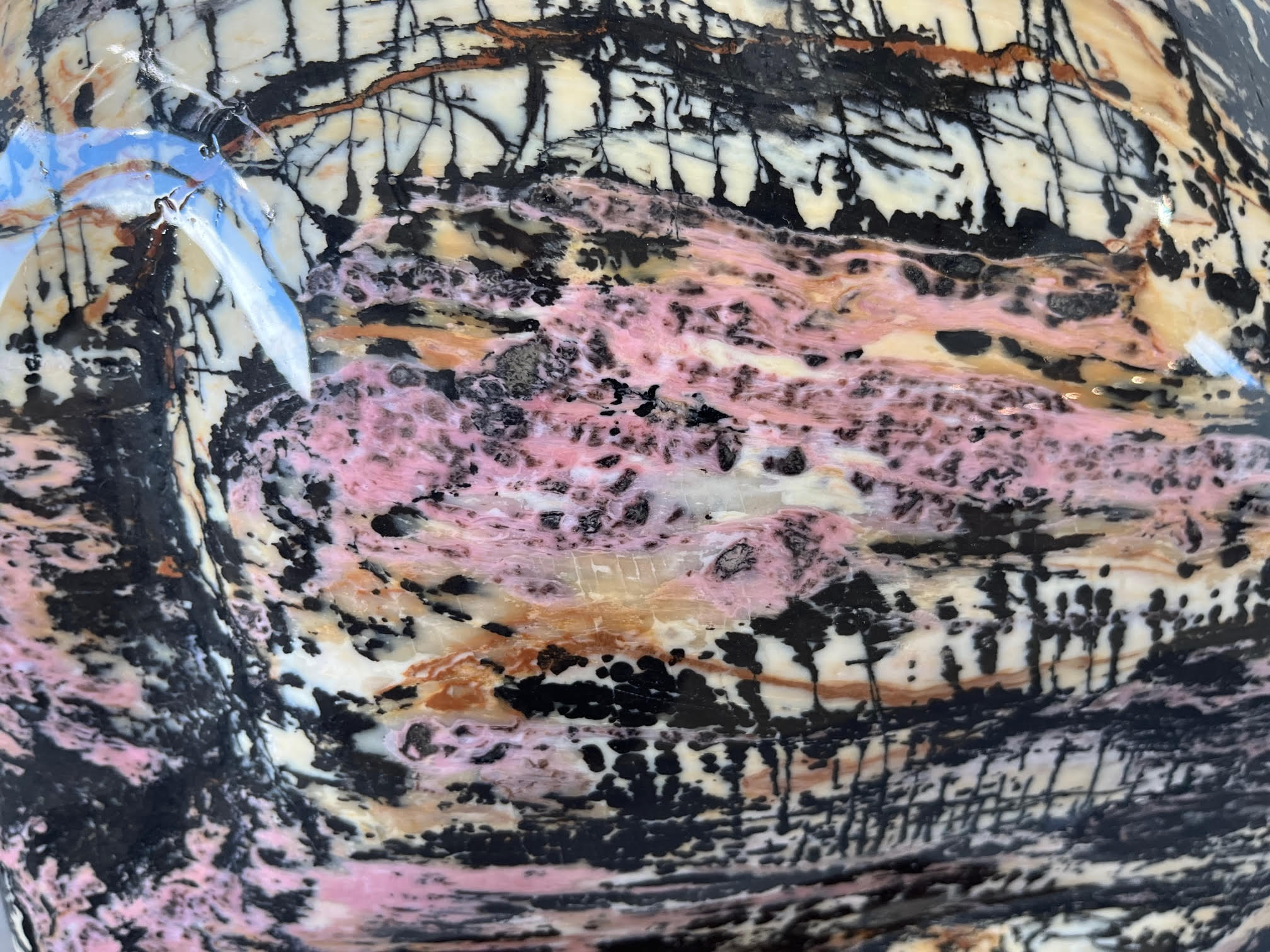 Ein Stein, der mit seinen vielen Schichten über Jahrtausende unter viel Druck entstanden ist und doch so schön anzusehen. Schönheit und Erfolg kann also auch dort entsehen, wo hoher Druck herrscht; ein Sinnbild für Taiwan? (Foto: Jürgen Kegelmann)