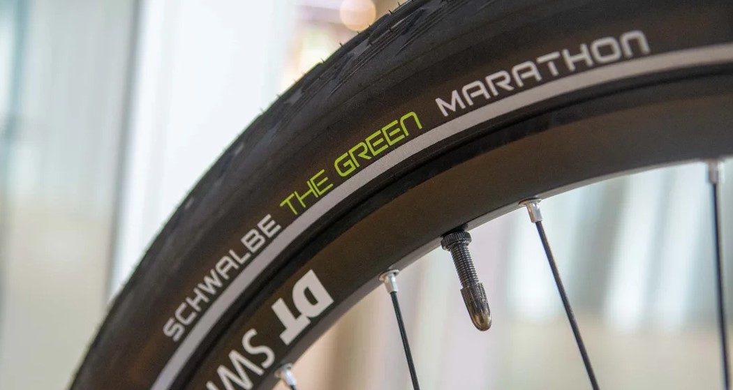 Der "Green Marathon" wird aus gebrauchten Reifen hergestellt und spart bei der Herstellung laut Schwalbe ein Drittel der Energie, die bei der Herstellung aus neuen Rohstoffen anfällt.