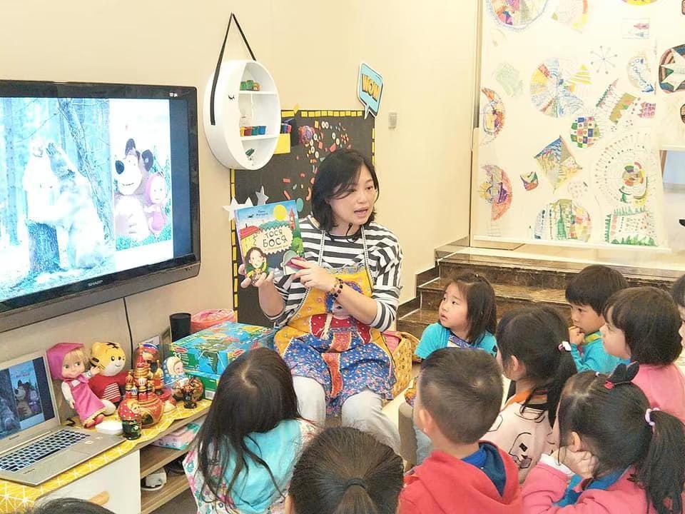 2021 veranstaltete Lara drei Workshops in Shanghai und der Stadt Chongqin. Sie las Bilderbücher für Kinder auf Russisch. (Foto: Lara Tseng)
