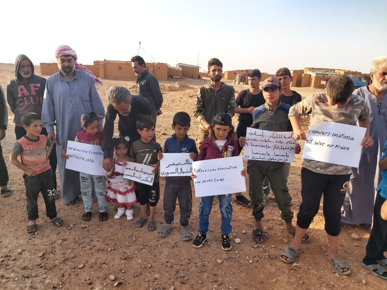 Kinder im Al-Rukban-Camp, das sogar für internationale Hilfsorganisationen unzugänglich ist. Lara möchte dort langfristig Bildungsstrukturen schaffen für die Kinder und Jugendliche, die das Camp nie verlassen. (Foto: SSSP)
