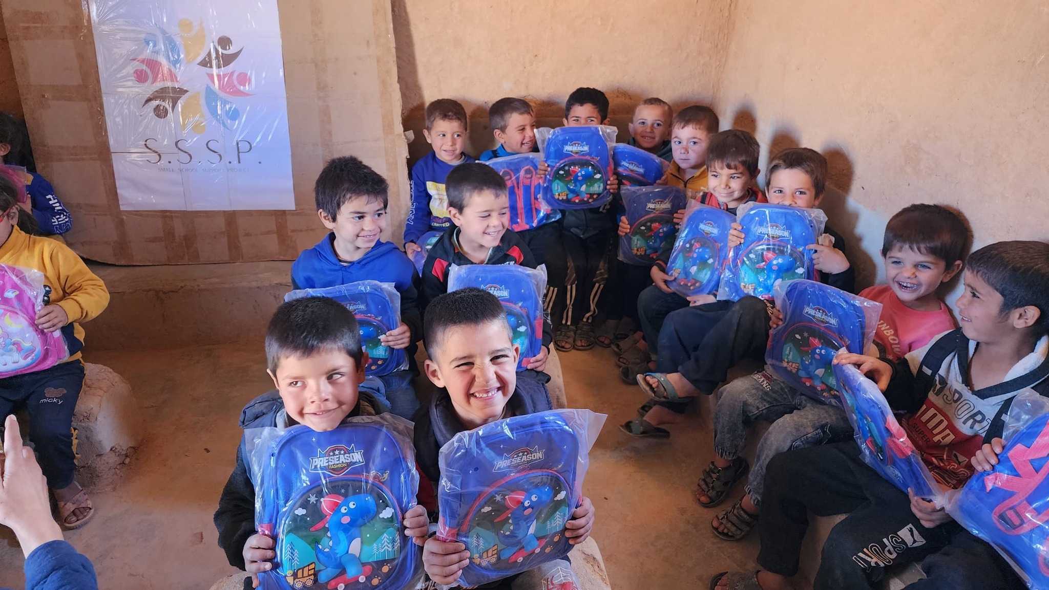 Kinder im Al-Rukban-Camp, die sich sehr über die Schulrucksäcke freuen. (Foto: SSSP)