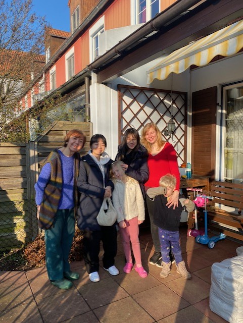 Annie mit einer Kommilitonin inmitten Ihrer Gastfamilie (Foto: Annie Wu)