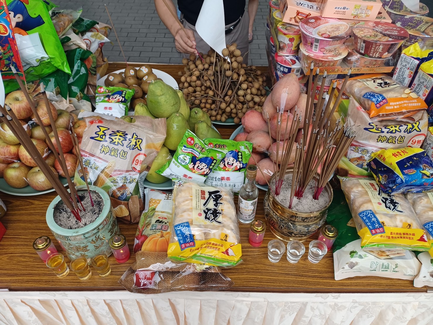 Tisch mit Opfergaben für die 'Guten Brüder und Schwestern' bei Radio Taiwan International (Foto: RTI Spanisch)