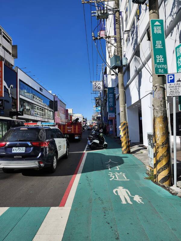In den schmalen Gassen ist oft kein Platz mehr für einen Bürgersteig, sodaß sich in Taiwan Fahrzeuge und Fußgänger den Platz teilen müssen. (CNA)