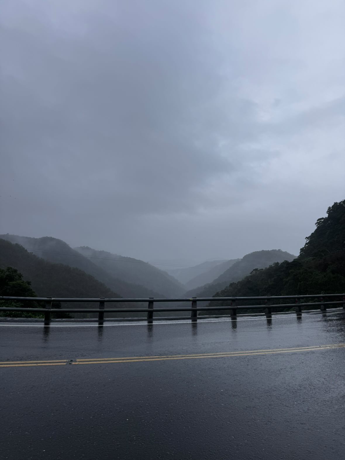 Regen über Regen in Yongchun, aber trotzdem überglücklich Reisen zu dürfen. (Foto: Dennis)