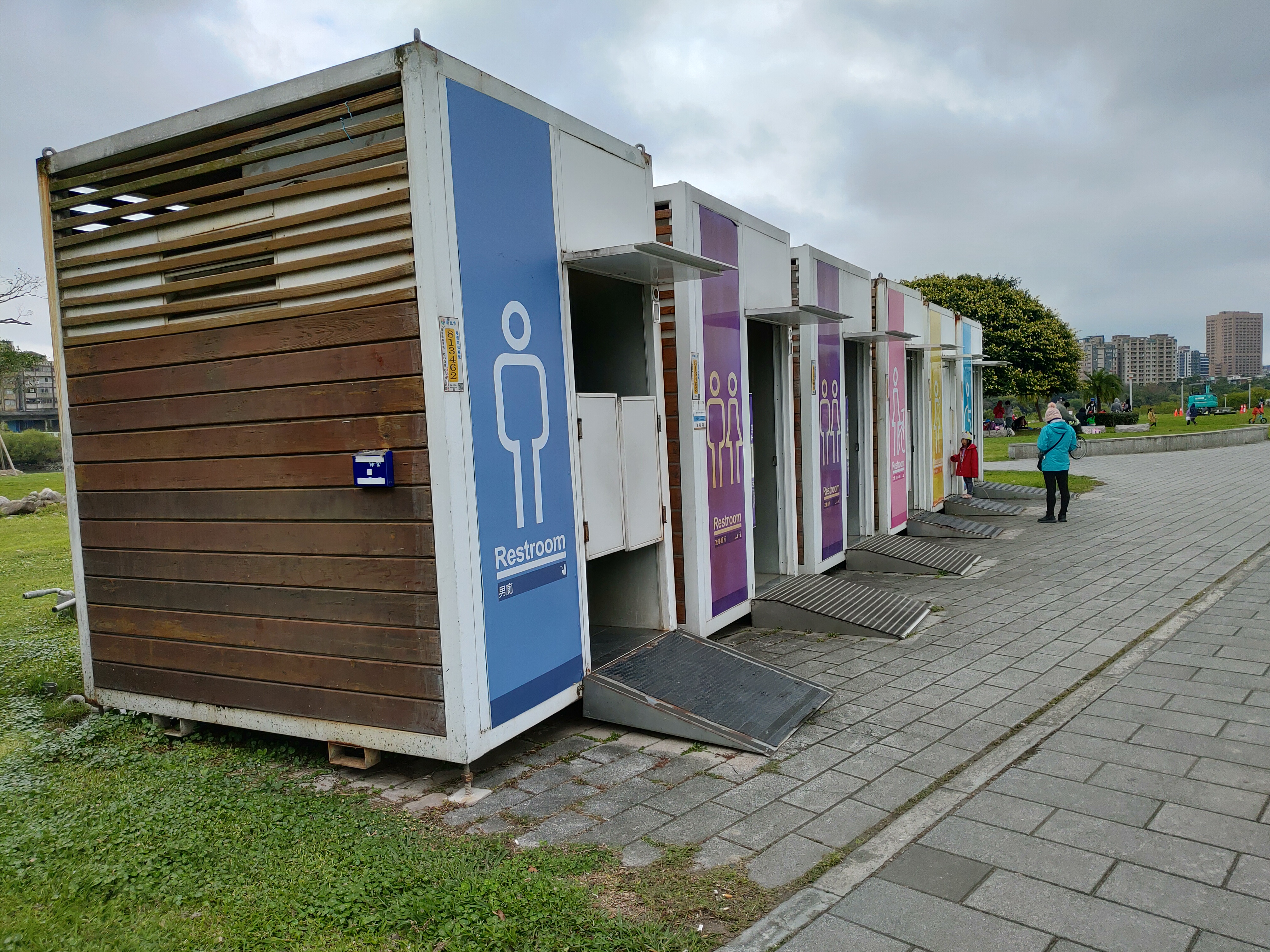 An den Radwegen werden oft fahrradfreundliche Toiletten (man kann das Fahrrad mit reinnehmen) zur Verfügung gestellt. (Foto: Ilon Huang)