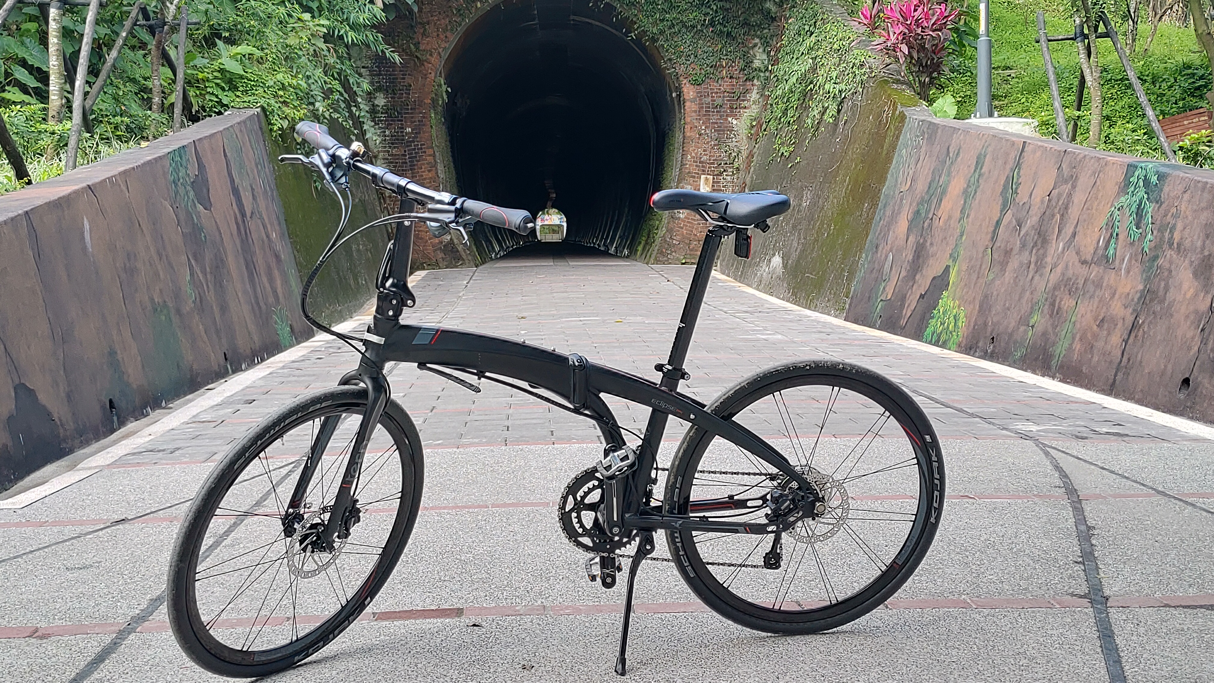 Auf den Radtouren kann man viel entdecken, hier ein alter Eisenbahntunnel, durch den nun ein Radweg führt (Foto: Ilon Huang)
