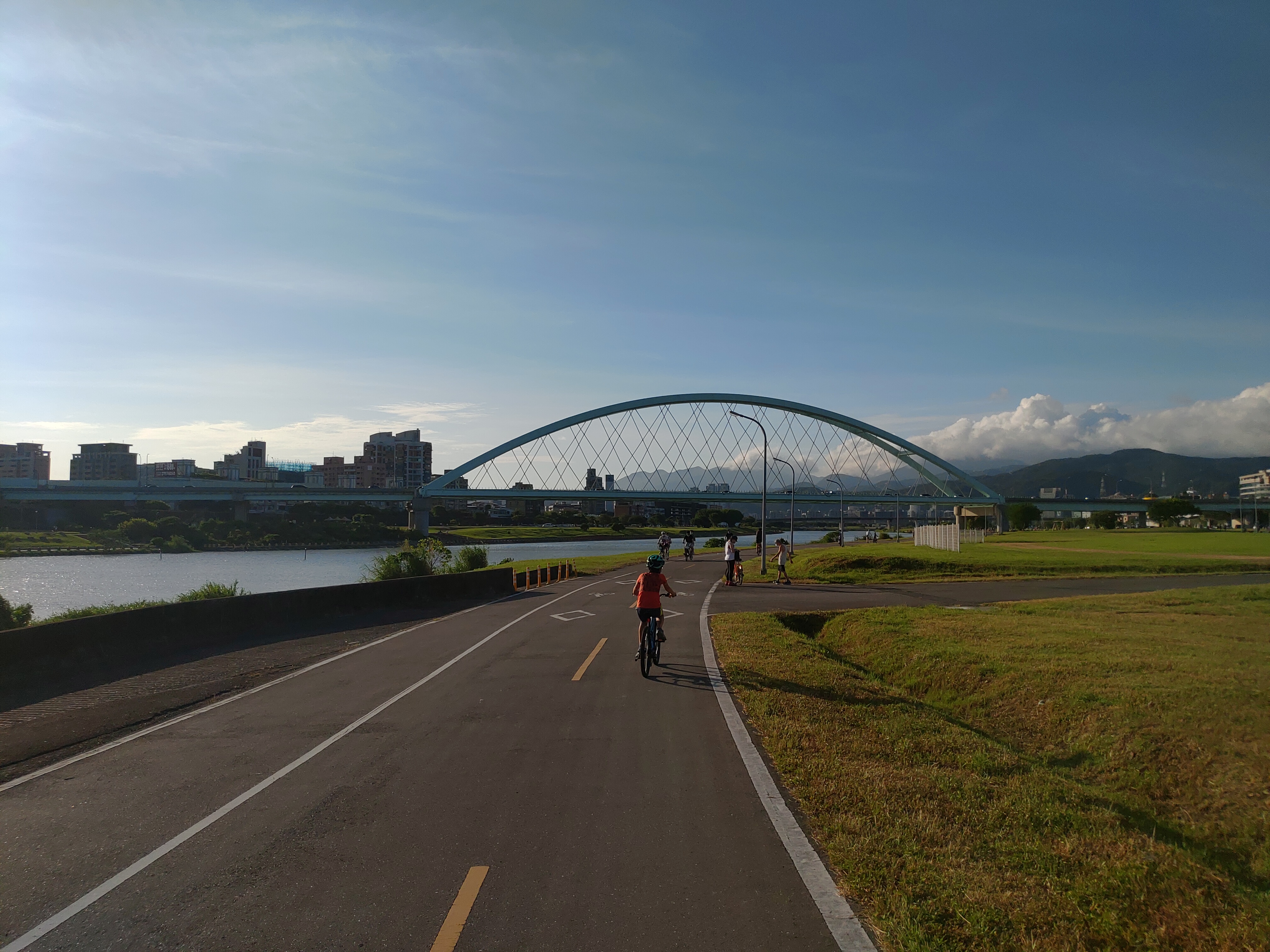 Kilometerlange Radwege entlang der drei Hauptflüsse und einige Nebenflüsse durch Taipei, hier: Neihu (Foto: Ilon Huang)