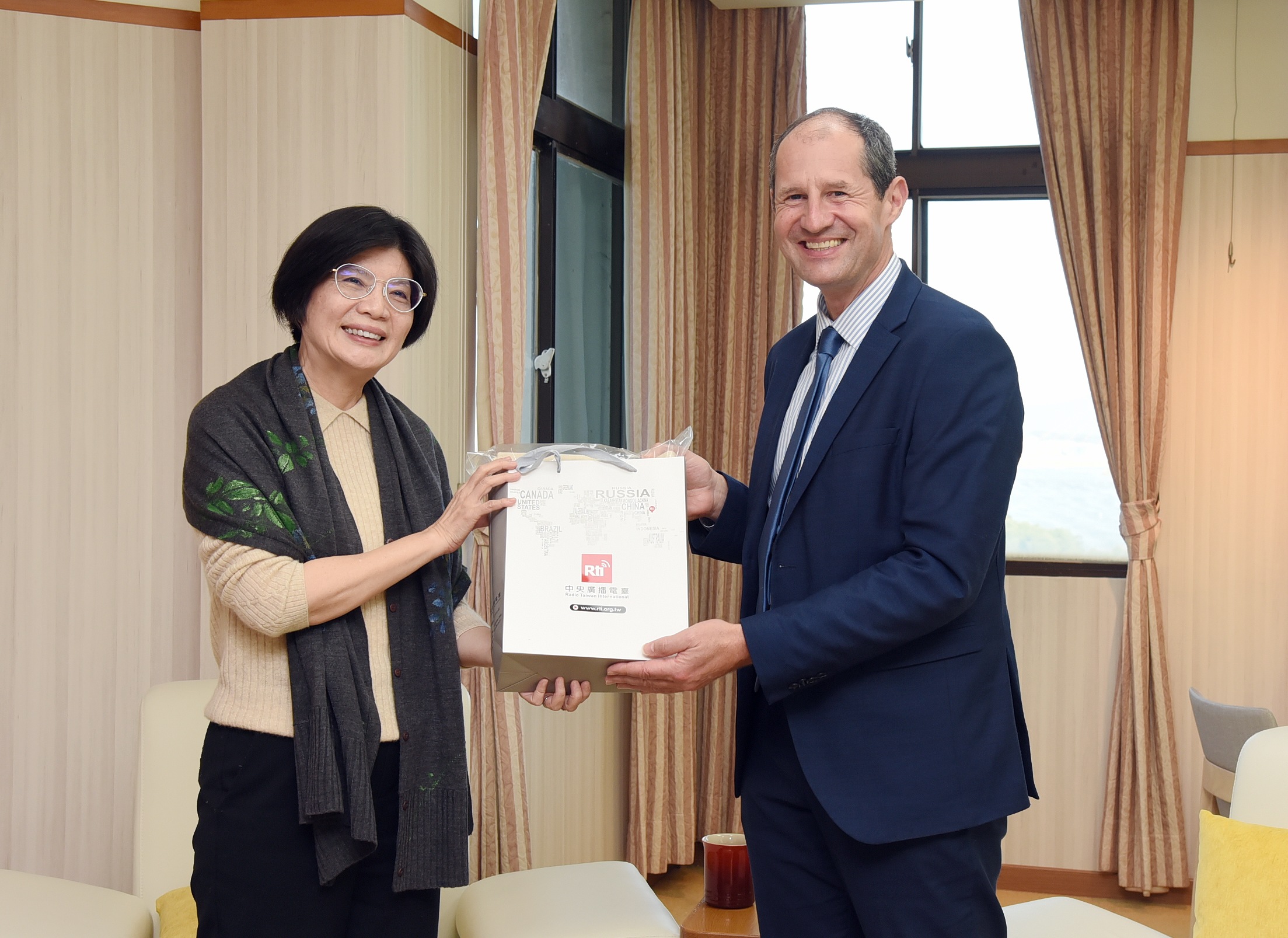 Lutz Güllner mit RTI-Intendantin Cheryl Lai (Foto: RTI)