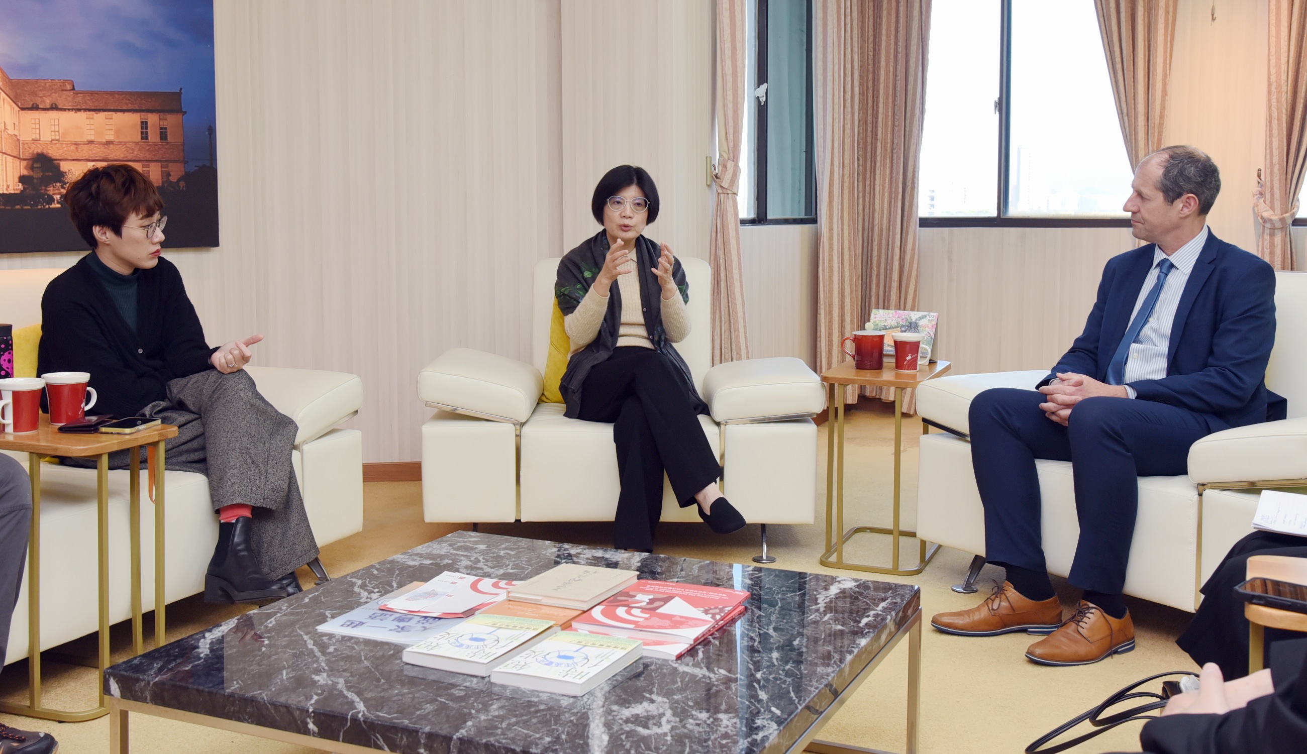 Lutz Güllner im Austausch mit RTI-Intendantin Cheryl Lai und Vize-Generalmanagerin Isis Lee (Foto: RTI)