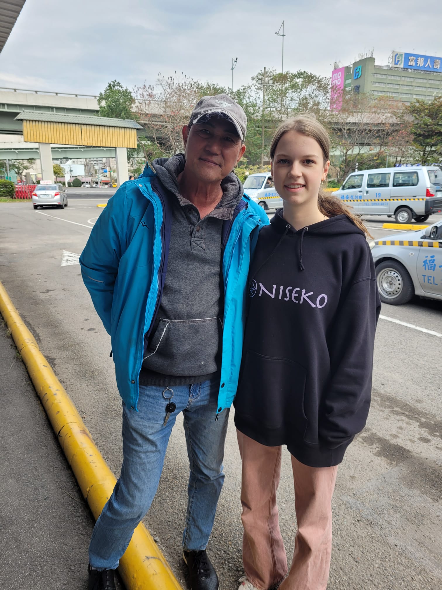 Noëlle und ihr Fahrlehrer Jerry. (Foto: Noëlle Pinnow)