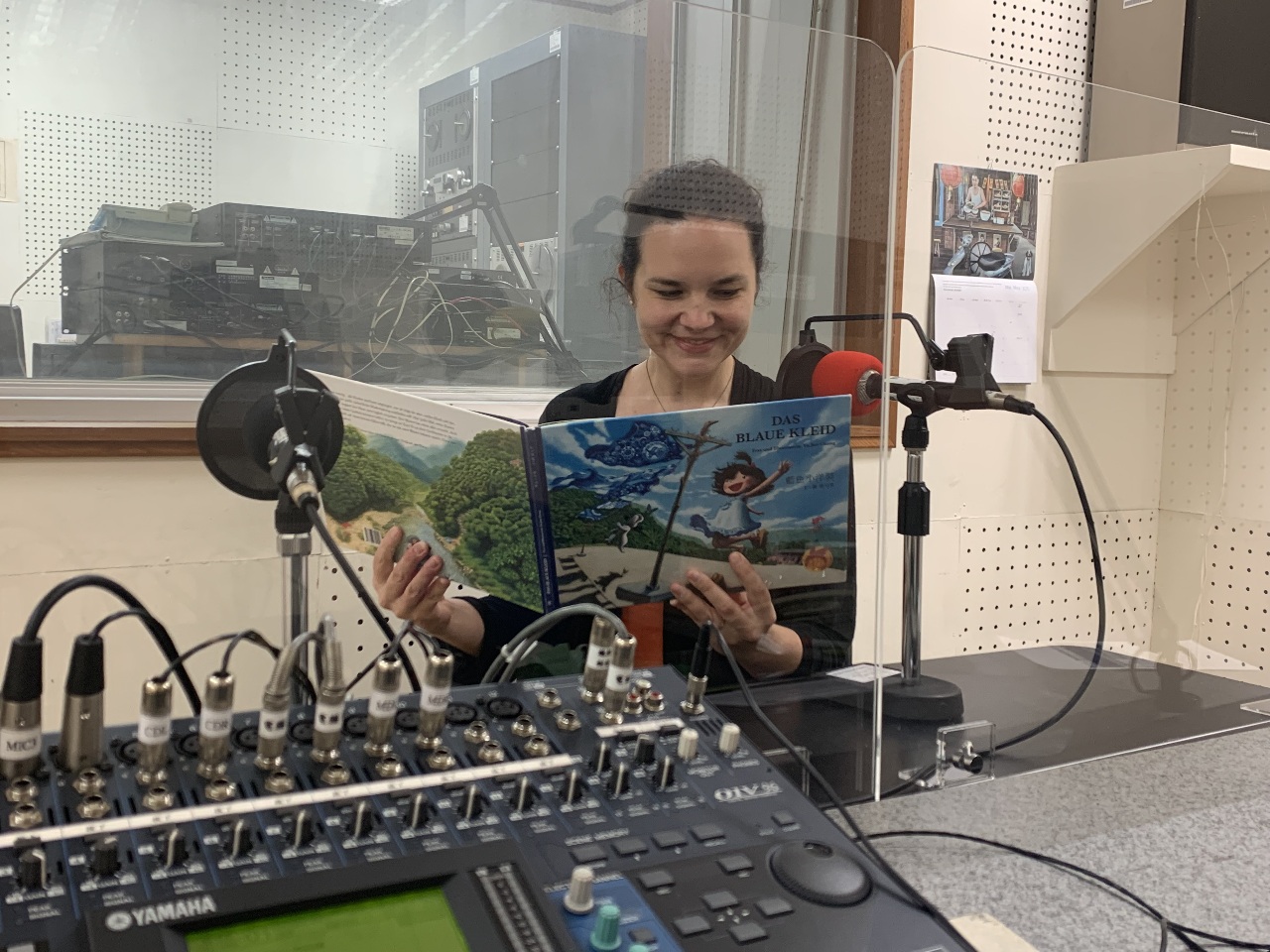 Monika Li liest bei einem früheren Besuch im RTI-Studio aus dem Kinderbuch (Bild: Tatjana Romig)