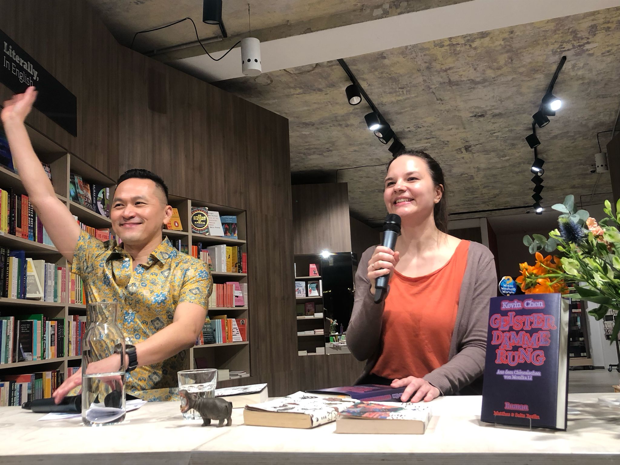 Monika Li und Kevin Chen im Berliner Buchladen Ocelot
