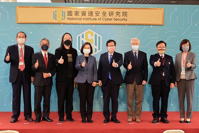 President Tsai (center left) and Digital Minister Audry Tang (3rd from left) at the opening of the National Institute of Cyber Security on February 10, 2023 (Photo: MODA)