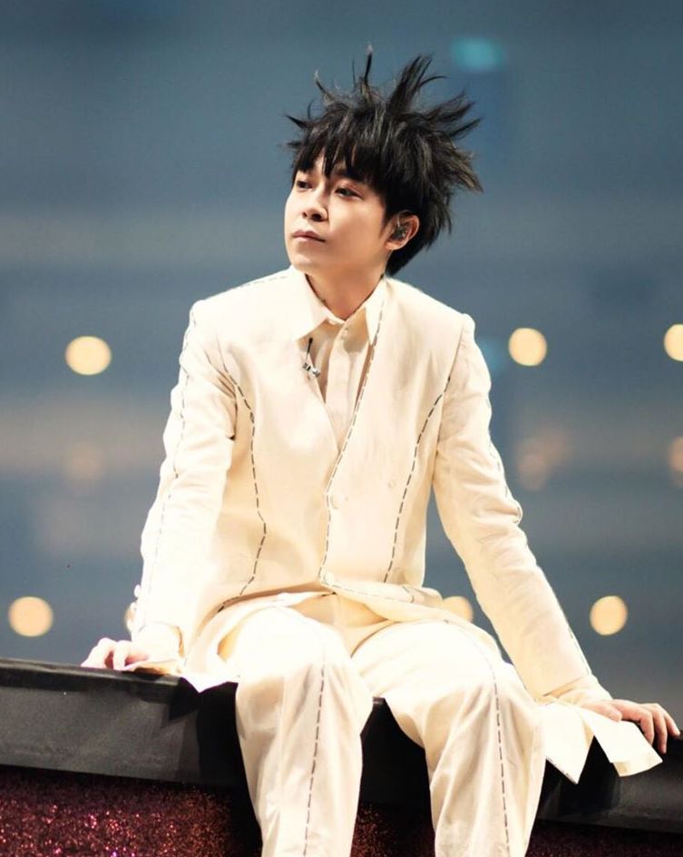 Wu Qing-feng is good at singing with a mixture of true voice and falsetto voice.
