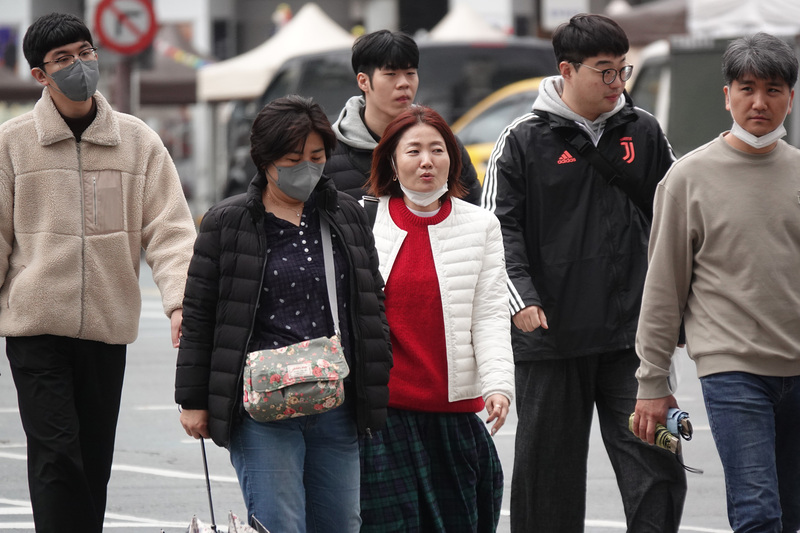 Taiwan will discuss whether to lift mask wearing mandate on public transport in mid-April. (CNA file photo)