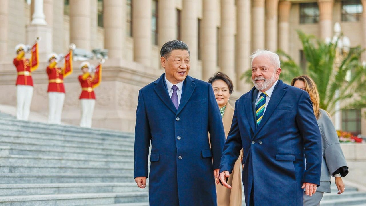 Brazilian President Luiz Inácio Lula da Silva (right) visited Chinese leader Xi Jinping on April 14. (Photo: Lula's Facebook)