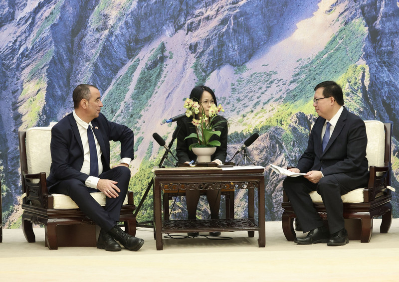 French lawmaker Eric Bothorel met with Taiwan's Vice Premier Cheng Wen-tsan on Wednesday. (Photo: CNA)
