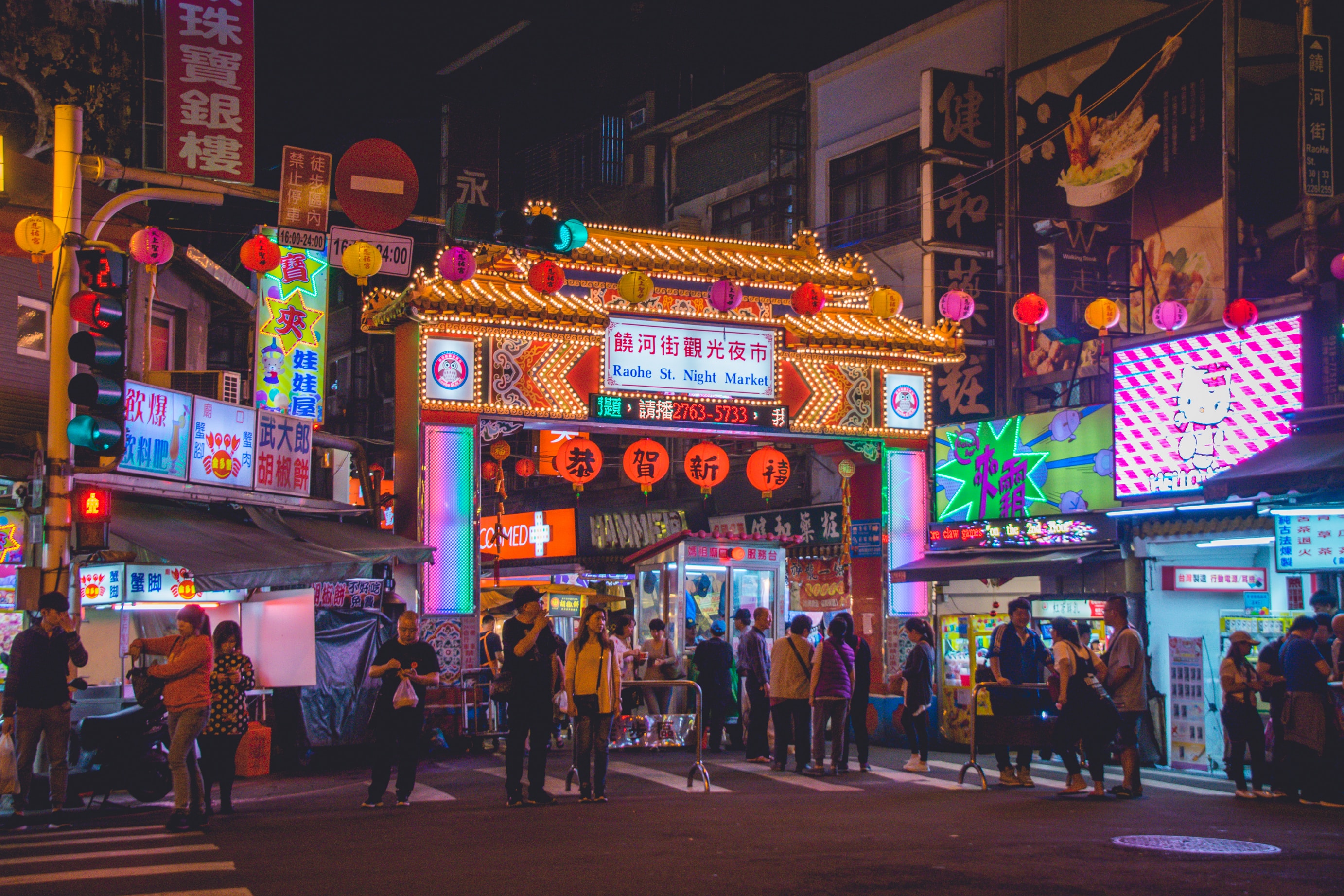 A look at one of Taipei's most famous night markets. (Photo: Vernon Raineil Cenzon/Unsplash)