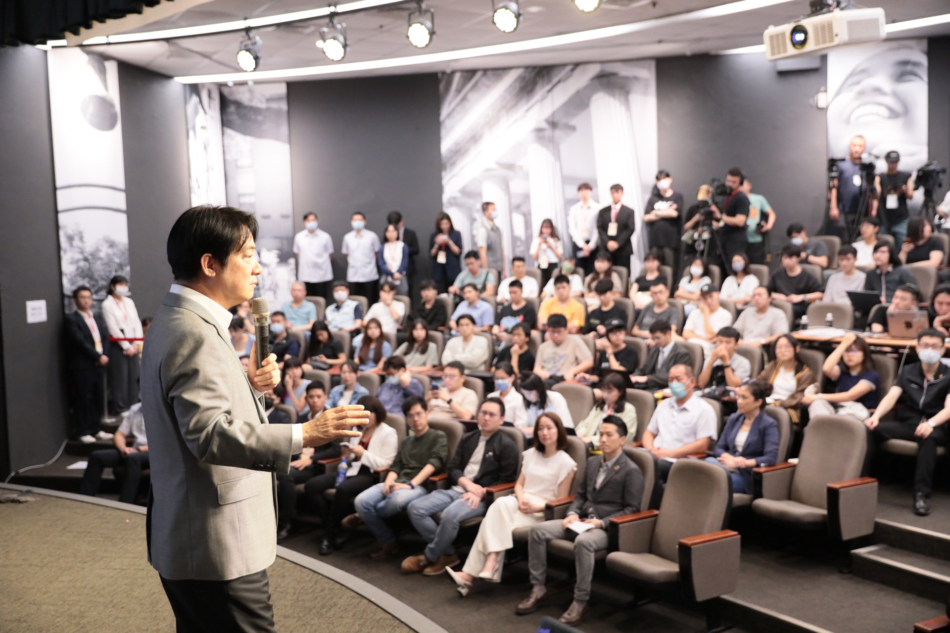 Lai Ching-te is seen speaking to students at National Taiwan University on May 28. (Photo: Lai Ching-te Presidential Campaign Office)