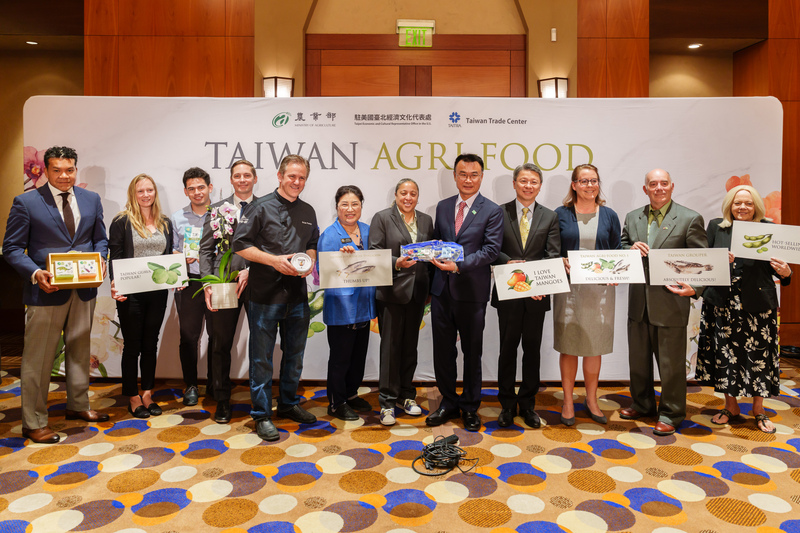 New agriculture minister Chen Chi-chung (陳吉仲) arrived in Seattle on Wednesday and attended an event promoting Taiwan seafood and agricultural goods. (Photo：CNA)