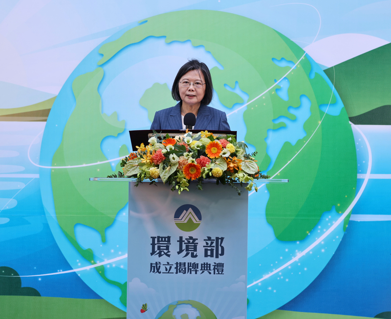 President Tsai Ing-wen presided over the launching ceremony to unveil the Ministry of Environment on Tuesday. (Photo: CNA)