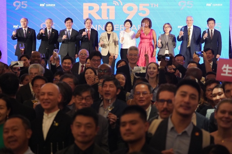 President Tsai Ing-wen, Ambassador of Saint Vincent and the Grenadines to Taiwan Andrea Bowman, and Rti Chairperson Cheryl Lai, and many dignitaries celebrate Rti's 95th birthday. (Photo: CNA)