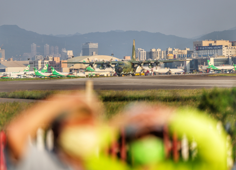 The voters waited at Songshan Airport for their flight back to Kinmen, only to discover it had been canceled. (Photo: CNA)