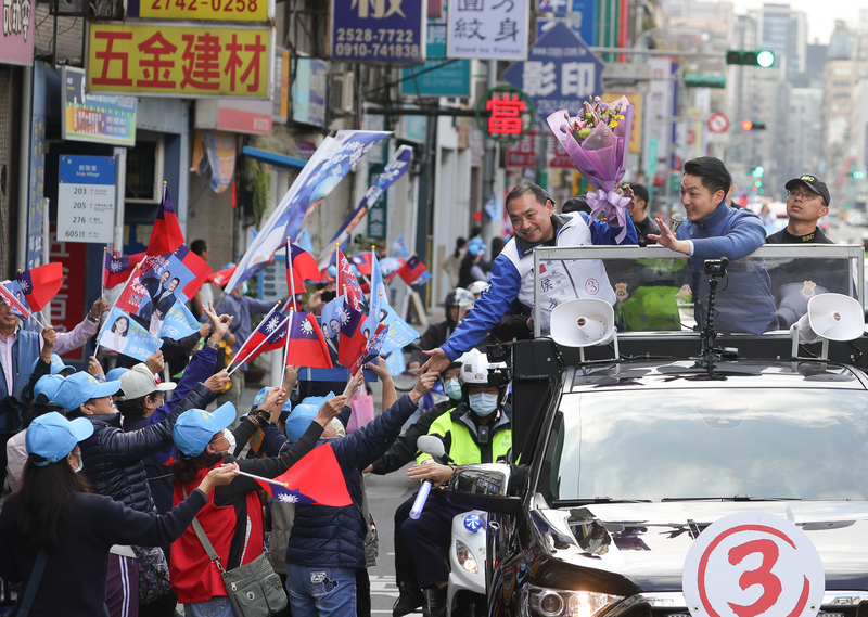 KMT presidential candidate Hou Yu-ih and Taipei Mayor Chiang Wan-an appeared on the 9th in Zhongshan and Songshan districts to solicit votes.(Photo: CNA)