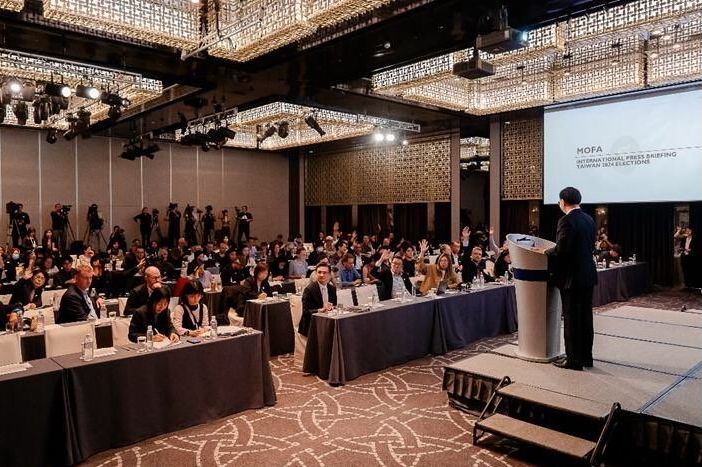 Foreign Minister Joseph Wu held a pre-election day briefing for international journalists on Tuesday. (Photo: Foreign Ministry)