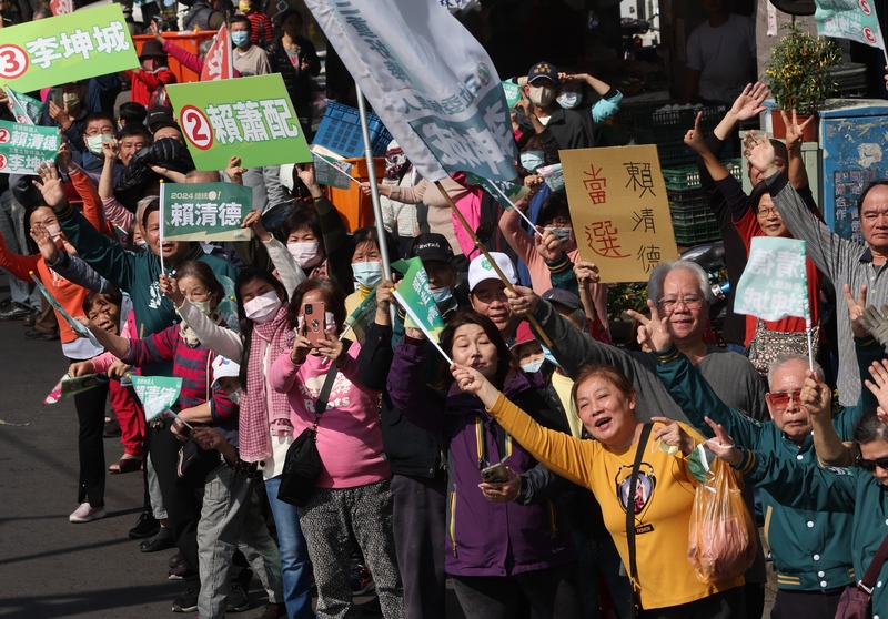 Supporters waving flags. (Photo: CNA)