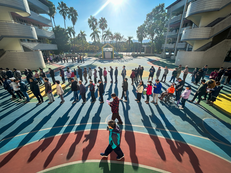 People lined up at a polling place in Banqiao District, New Taipei City. (Photo: CNA)