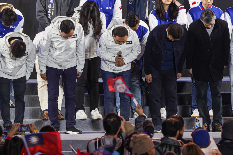 Hou Yu-ih and Jaw Shaw-kong bow and apologize to supporters. (Photo: CNA)
