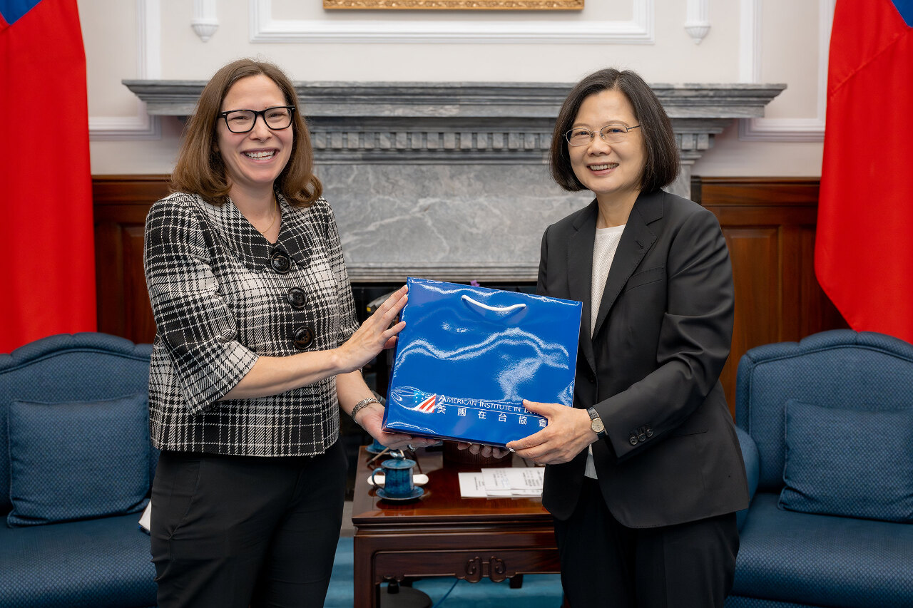 AIT Chair Laura Rosenberger and President Tsai Ing-wen (Photo: Presidential Office)
