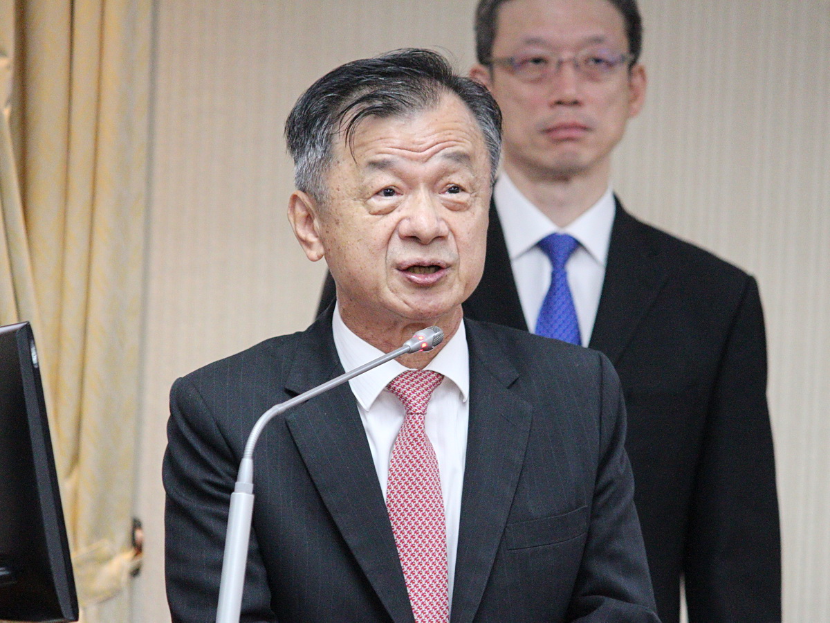 Mainland Affairs Council (MAC) Minister Chiu Tai-san answering questions during a legislative hearing on Monday.