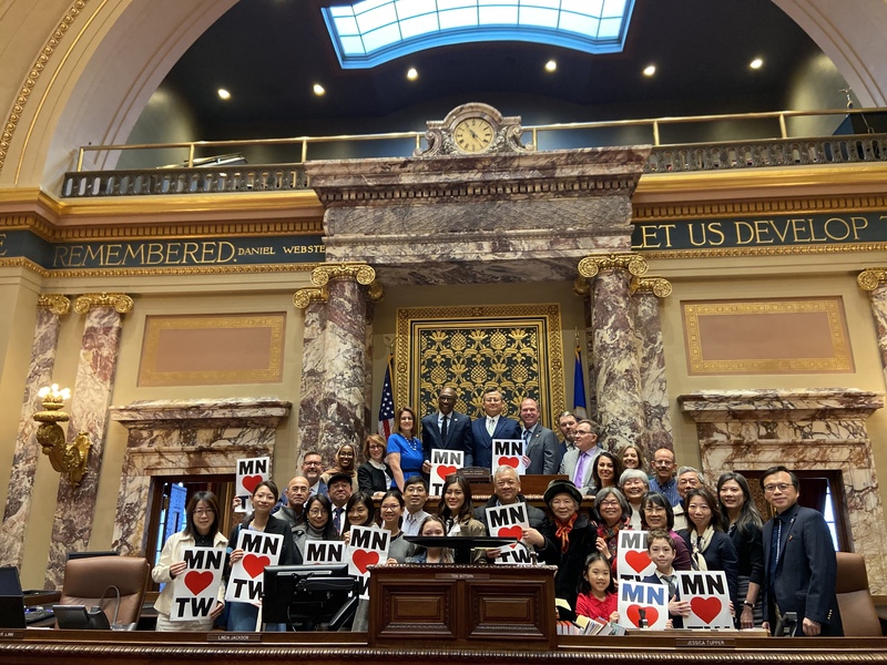 Group photo taken after the approval of the Taiwan Friendship Resolution in the Minnesota State Senate.（Photo: CNA)