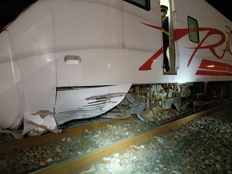 Puyuma's northbound train collided with large rock, causing three carriages to derail. No casualties were reported among the passengers on the train. (Photo: CNA)