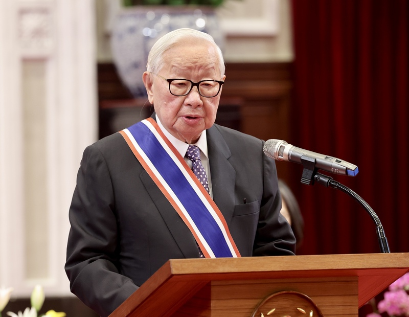 Chang said in his speech that he believes this award comes from setting a model through TSMC for establishing a world-class technology company and contributing to Taiwan’s economic growth. (Photo: CNA)