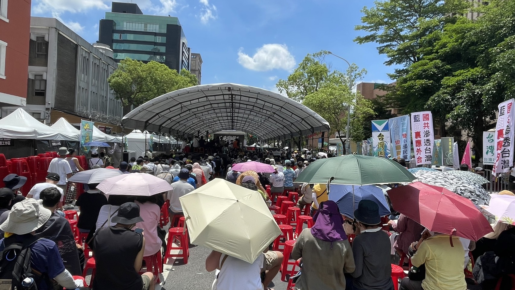 Despite the hot weather, many showed up in continuing protests over bills expanding legislative powers on Friday. (Photo: Rti)
