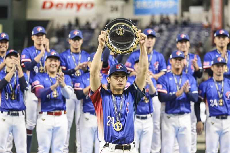 Team captain and third batter Chen Chieh-hsien (陳傑憲) holds up his MVP award during the Premier12 awards ceremony. (Photo: CNA)